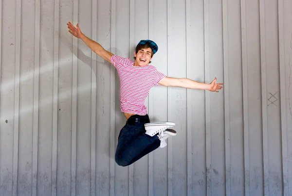 Молодой человек прыгает — стоковое фото