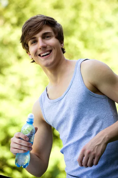 Jeune homme jogging dans le parc — Photo