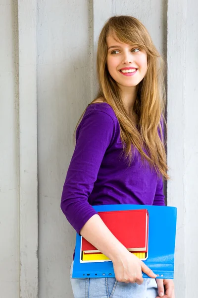 Jeune femme avec des livres — Photo