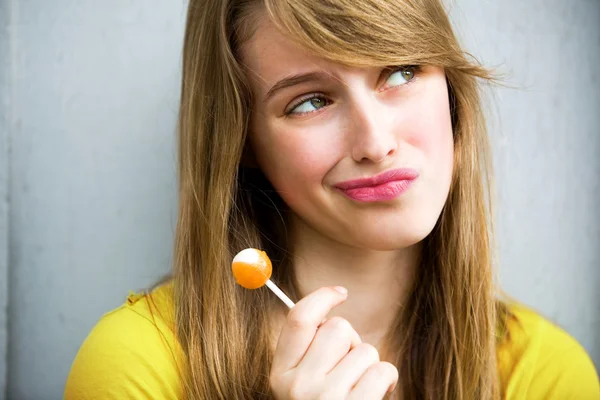 Linda chica con piruleta — Foto de Stock