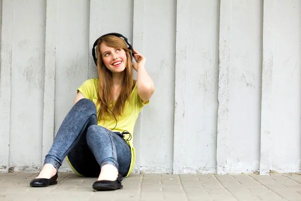 Menina adolescente usando fones de ouvido — Fotografia de Stock