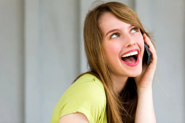 Menina com seu telefone celular — Fotografia de Stock