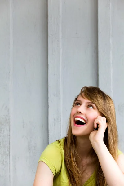 Flicka med sin mobiltelefon — Stockfoto