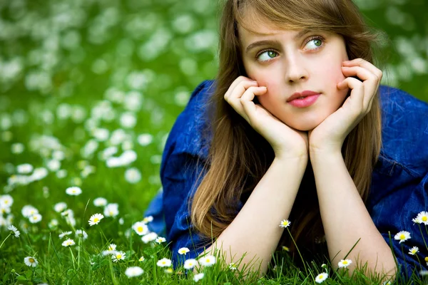 Vrouw liggen op gras met boek — Stockfoto