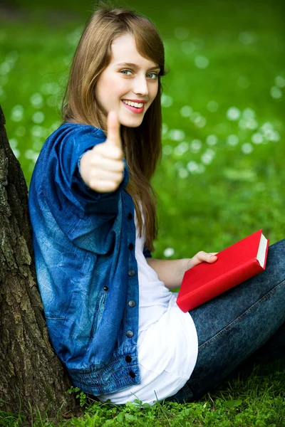 Estudiante femenina con pulgares arriba — Foto de Stock