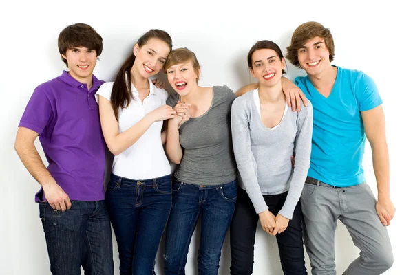 Cinco jóvenes amigos de pie juntos —  Fotos de Stock
