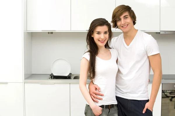 Paar in moderner Küche — Stockfoto