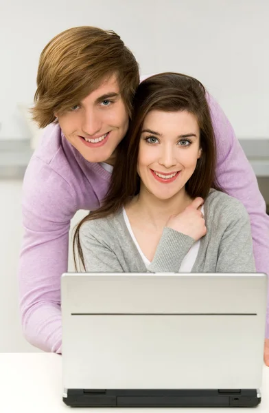 Pareja joven usando portátil — Foto de Stock