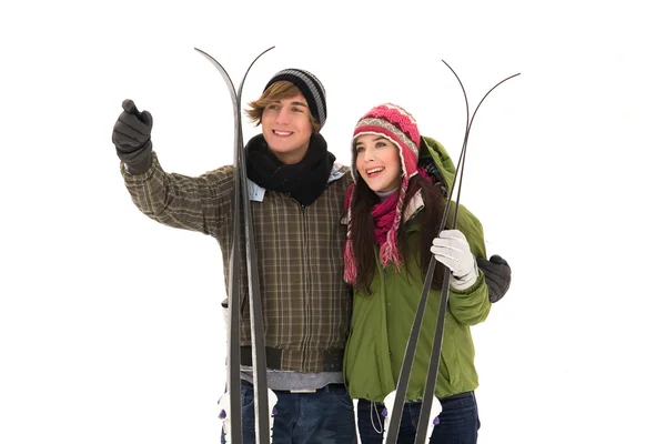 Jeune couple debout avec des skis — Photo