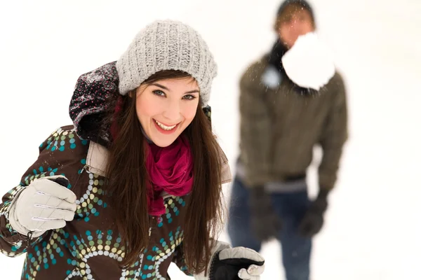 Пара, играющая в снежки — стоковое фото