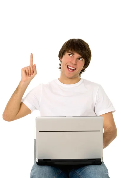 Νεαρός άνδρας που χρησιμοποιεί φορητό υπολογιστή — Φωτογραφία Αρχείου
