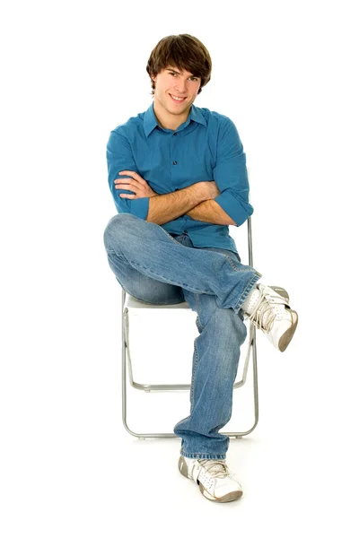 Молодий чоловік сидить у кріслі — стокове фото