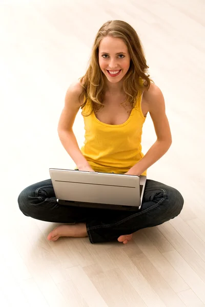 Teenage girl using laptop — Stock Photo, Image