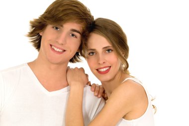 Genç çift sarılıyor.