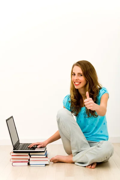 使用便携式计算机竖起大拇指的幸福女人 — 图库照片