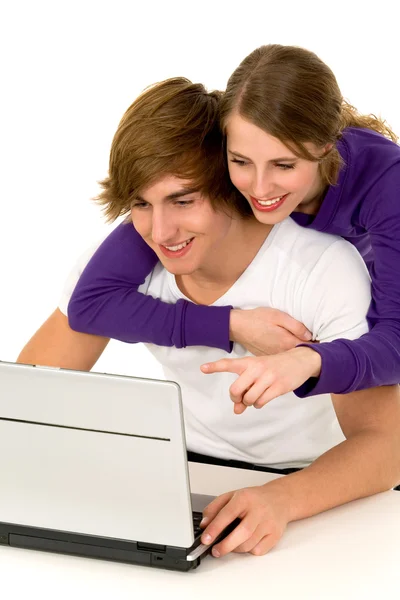 Casal adolescente com laptop — Fotografia de Stock