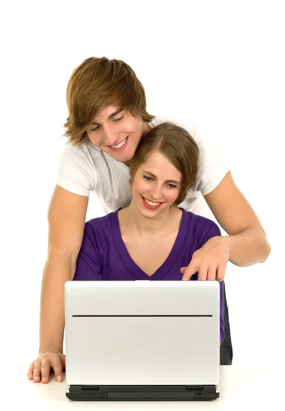 Teenage par med laptop — Stockfoto