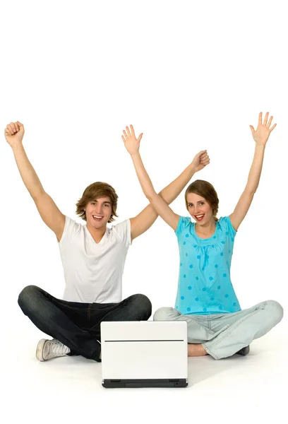 Teenager-Paar mit Laptop — Stockfoto