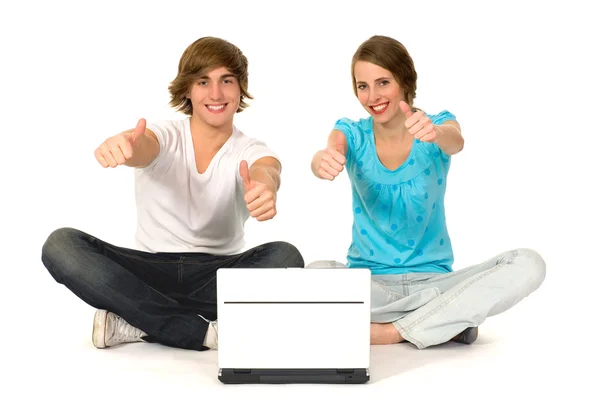 Пара за допомогою ноутбука, що показує великі пальці вгору — стокове фото