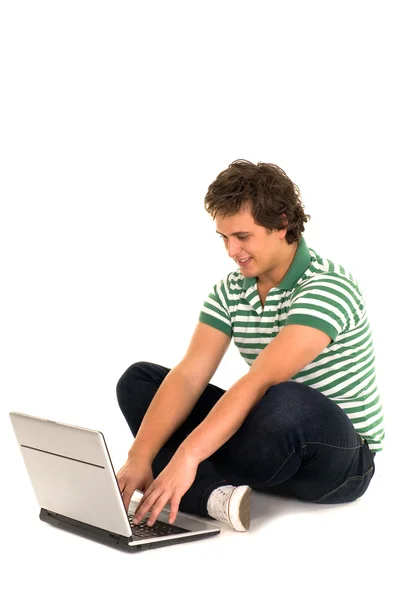 Випадковий хлопець сидить з ноутбуком — стокове фото