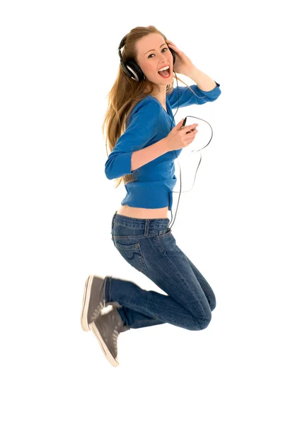 Mulher pulando com fones de ouvido — Fotografia de Stock