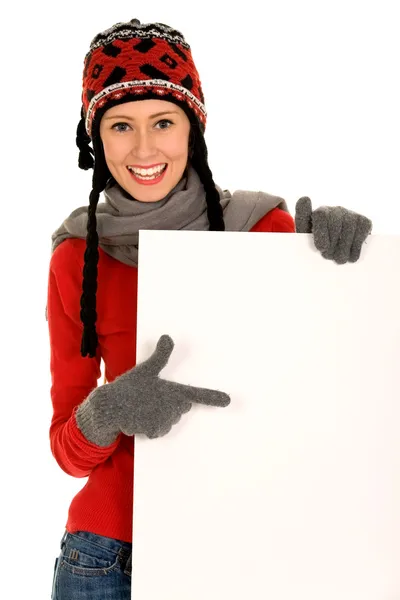 Mulher em roupas de inverno segurando um outdoor — Fotografia de Stock