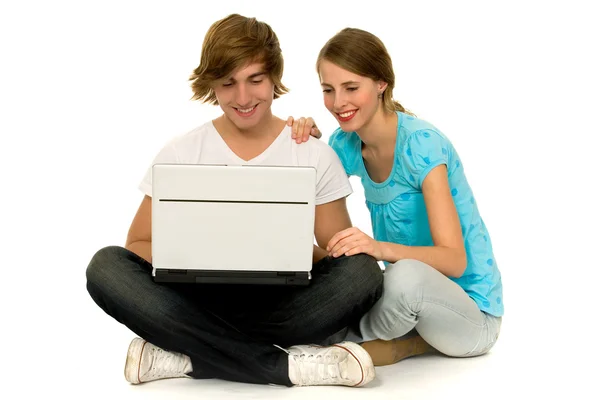 Couple adolescent avec ordinateur portable Images De Stock Libres De Droits