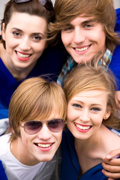 Quatro jovens adolescentes — Fotografia de Stock