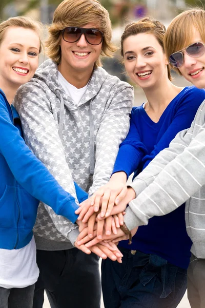Vrienden met hun handen samen — Stockfoto
