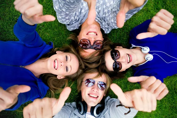 Adolescentes con pulgares hacia arriba —  Fotos de Stock