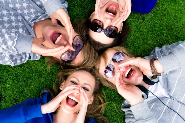 Adolescentes gritando — Foto de Stock