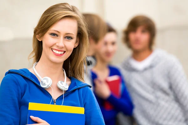 Studentka s přáteli — Stock fotografie