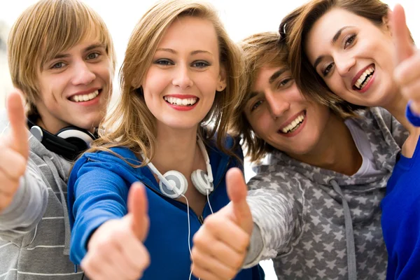 Adolescentes con pulgares hacia arriba —  Fotos de Stock