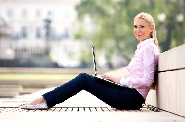 Frau benutzt Laptop im Freien — Stockfoto