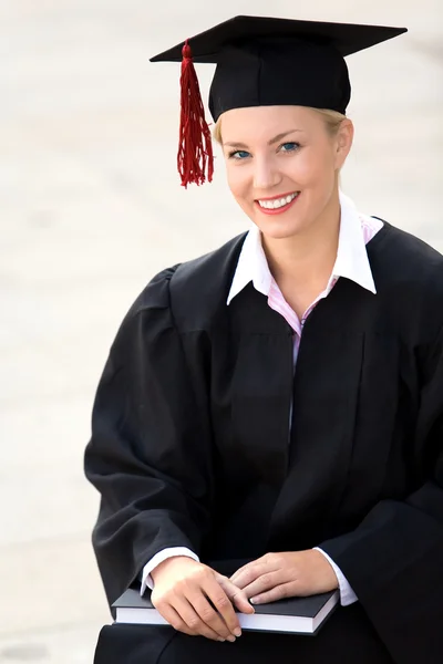 Feminino graduado sorrindo — Fotografia de Stock