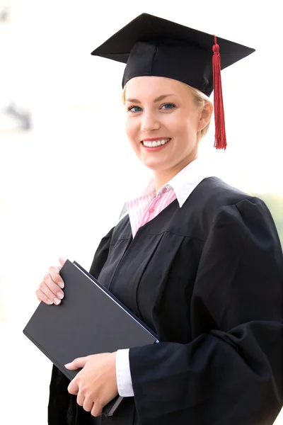 Vrouwelijke afgestudeerde glimlachen — Stockfoto