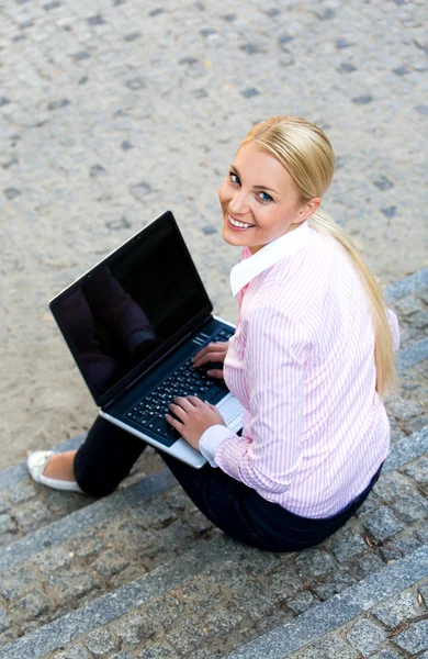 Jeune femme utilisant un ordinateur portable — Photo