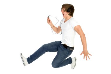 genç adam atlama ile MP3 çalar