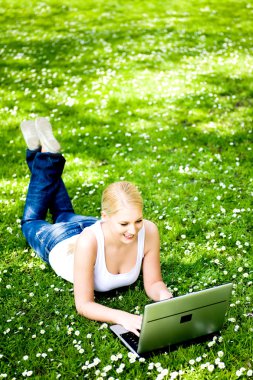 kadın dizüstü kullanarak çim döşeme