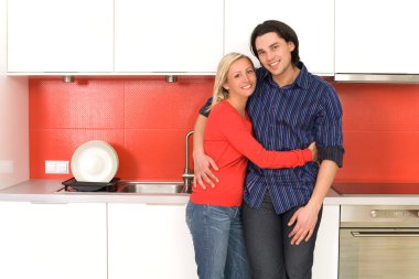 Mutfakta kucaklaşan çift.