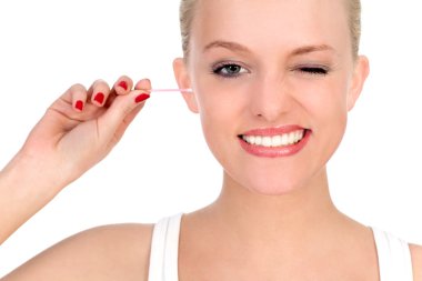 kulağın pamuklu çubukla kullanan kadın