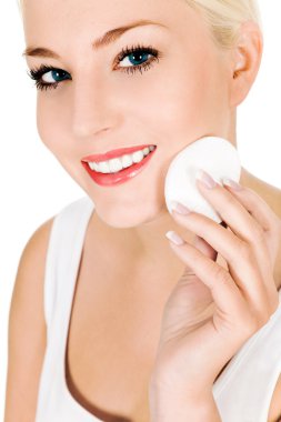 Yüzünde pamuk pedi olan kadın.