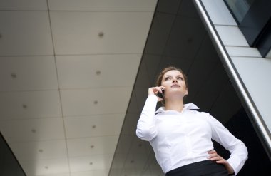 modern ofis binası dışında iş kadını