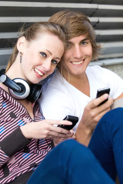 携帯電話の十代の若者たち — ストック写真