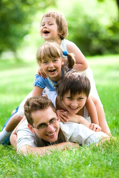 草の上に横たわる家族 — ストック写真
