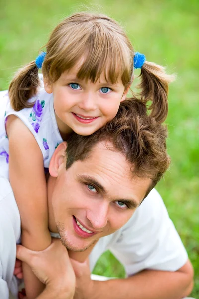 Fadern ger dotter piggyback ride — Stockfoto