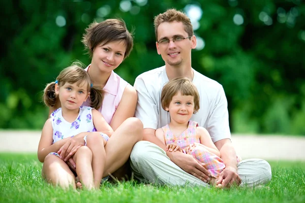 Familia al aire libre — Foto de Stock