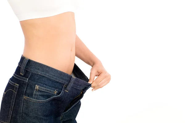Vrouw in haar oude jeans na het verliezen van gewicht — Stockfoto