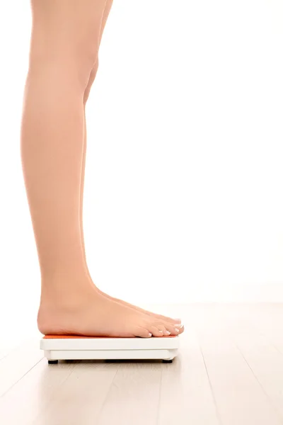Kobiece nogi w skali — Zdjęcie stockowe