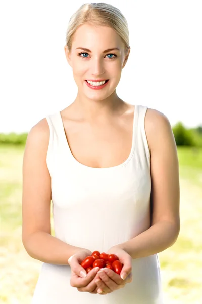 Vrouw bedrijf cherry tomaten — Stockfoto